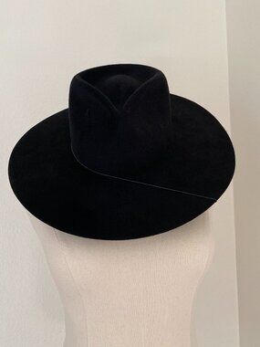 NWT Janessa Leoné Ruby Hat - L